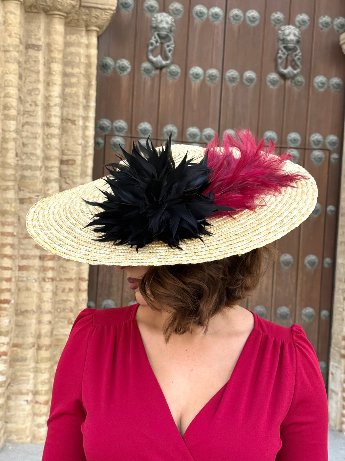 Pamela de invitada con plumas Granate/Negra