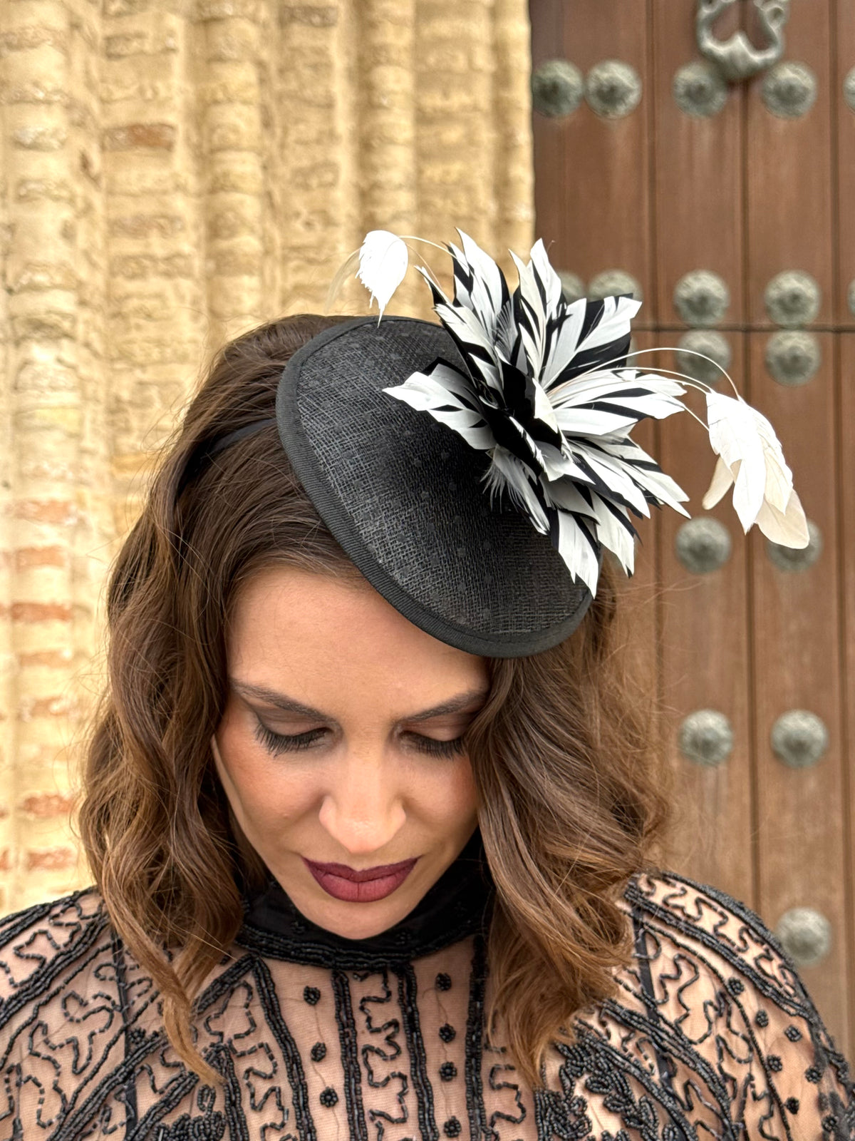 Tocado de fiesta con plumas en blanco y negro