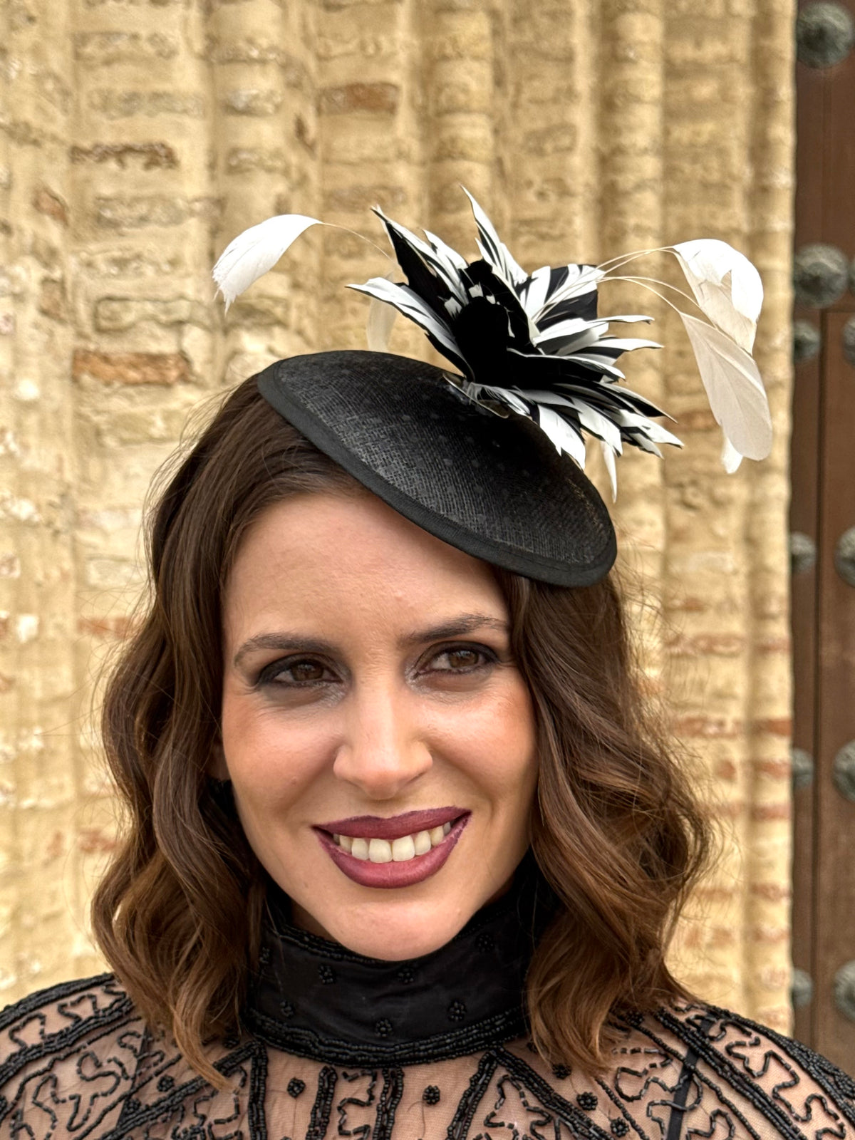 Tocado de fiesta con plumas en blanco y negro