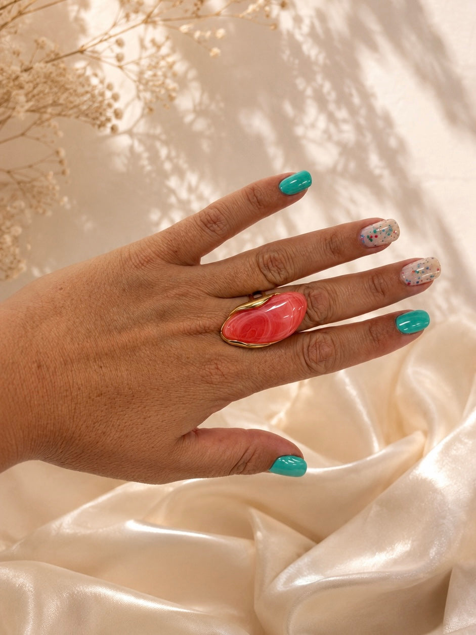 Anillo dorado con piedra coral