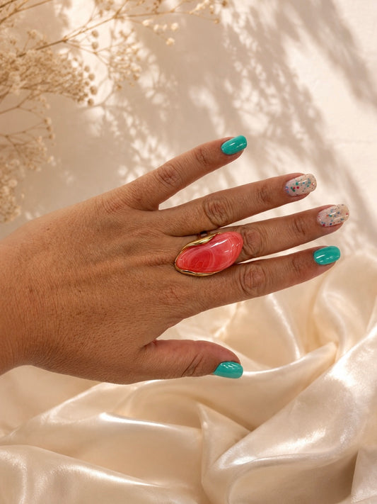Anillo dorado con piedra coral