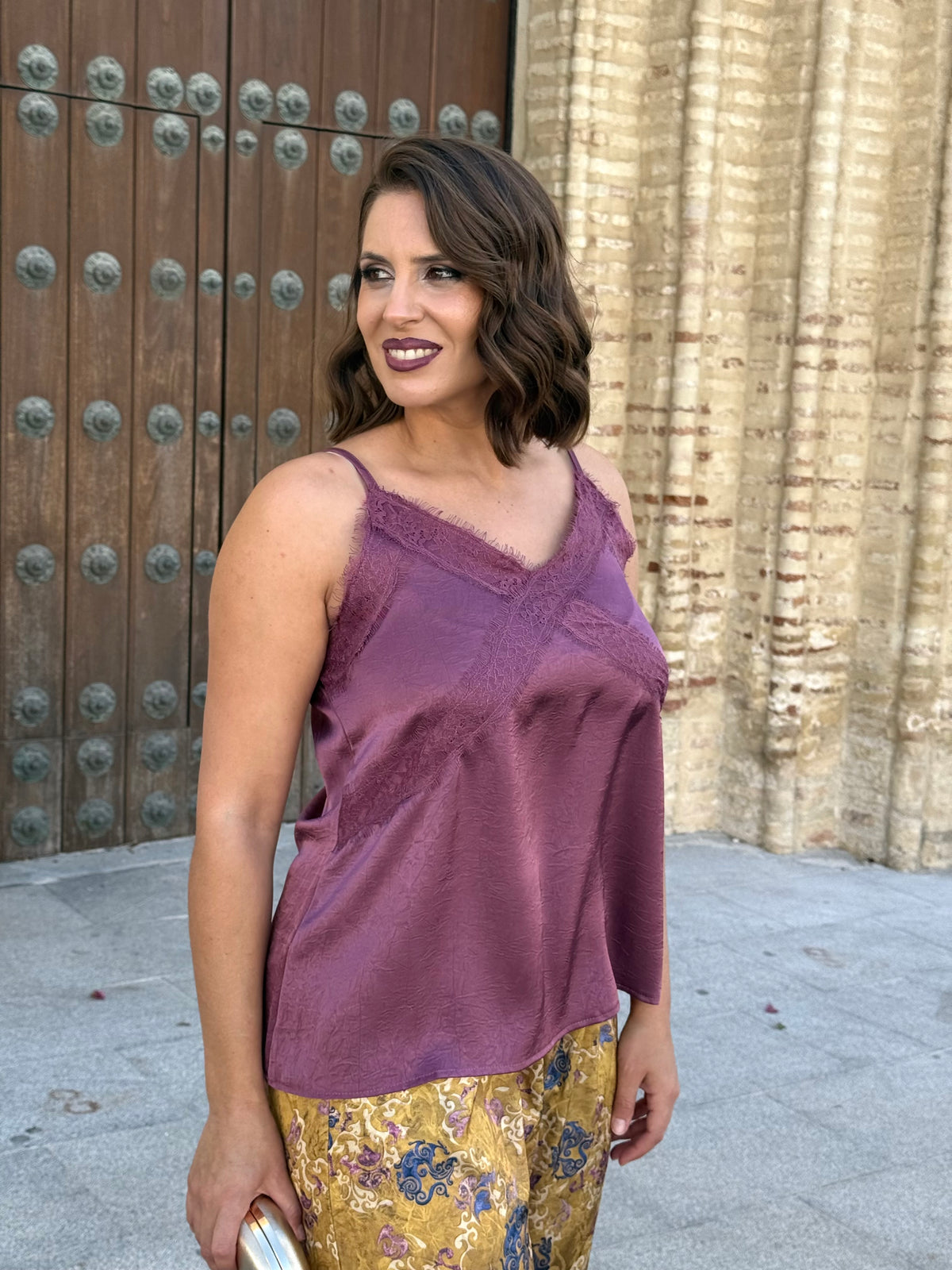 Top lencero satinado con encaje