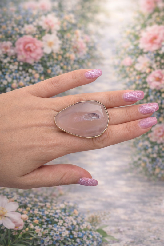 Anillo piedra rosa con drusa – diseño XL elegante