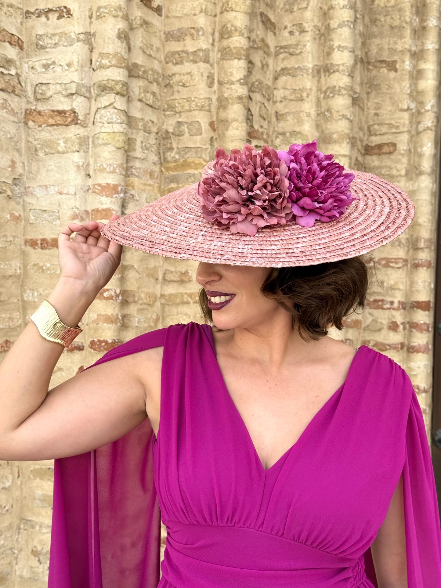 Pamela rafia rosa empolvado con flores buganvilla y maquillaje