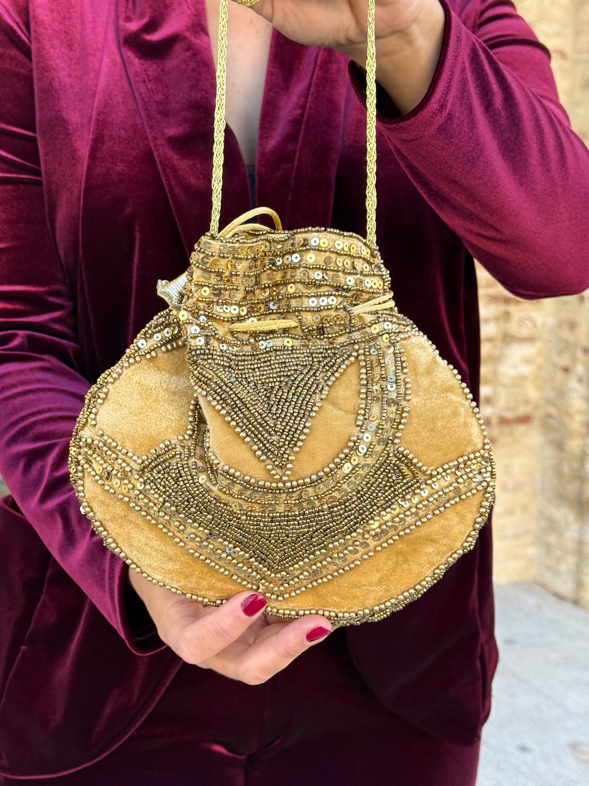 Limosnera de Fiesta con Pedrería y Bordados Dorada