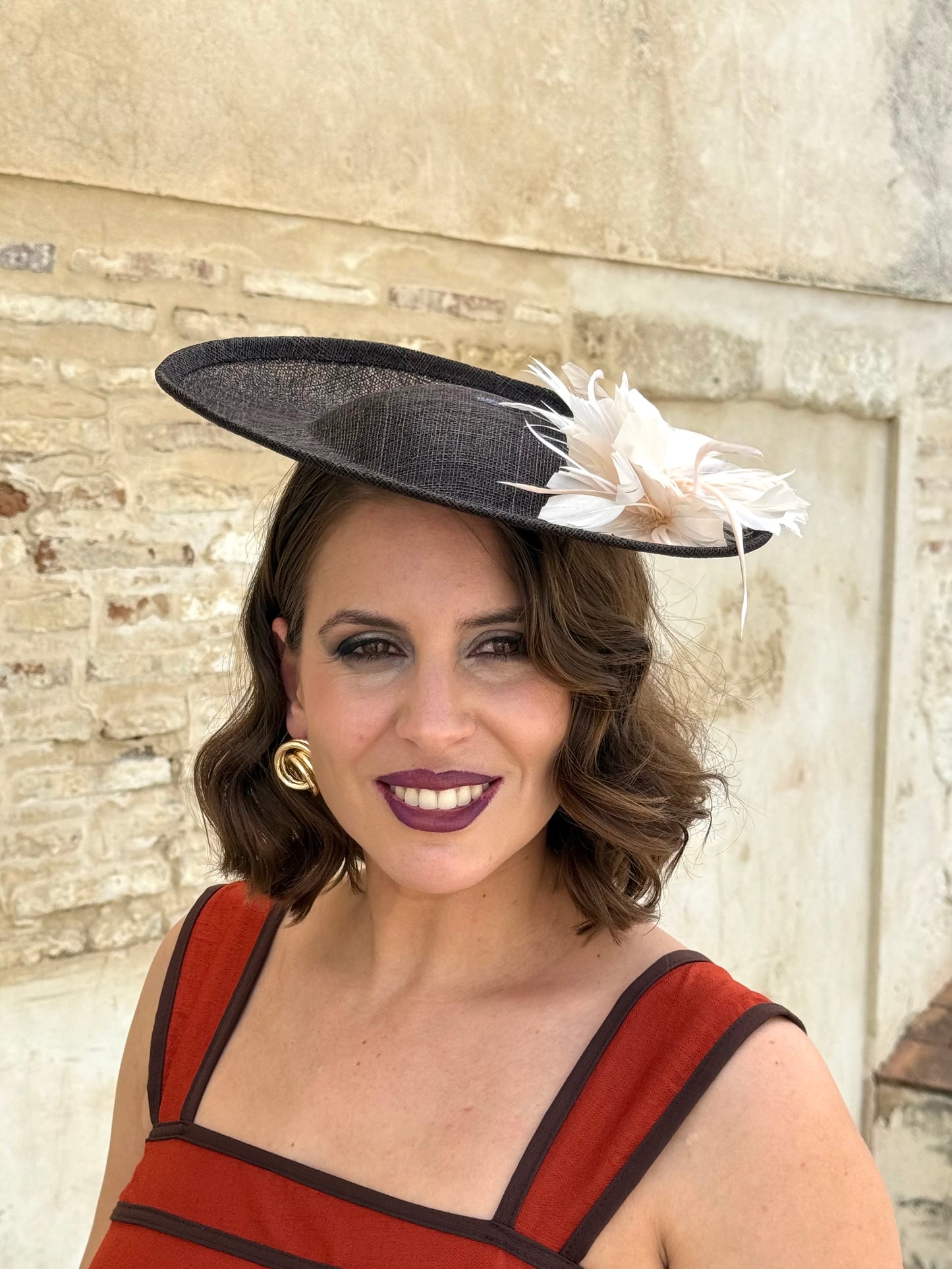 Tocado de Sinamay Marrón con Plumas Marfil