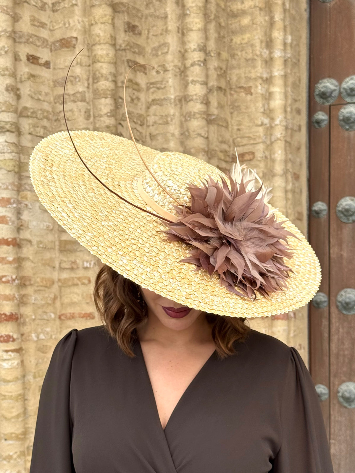 Pamela de Fiesta Avellana Natural con Plumas en Tonos Taupe y Champagne