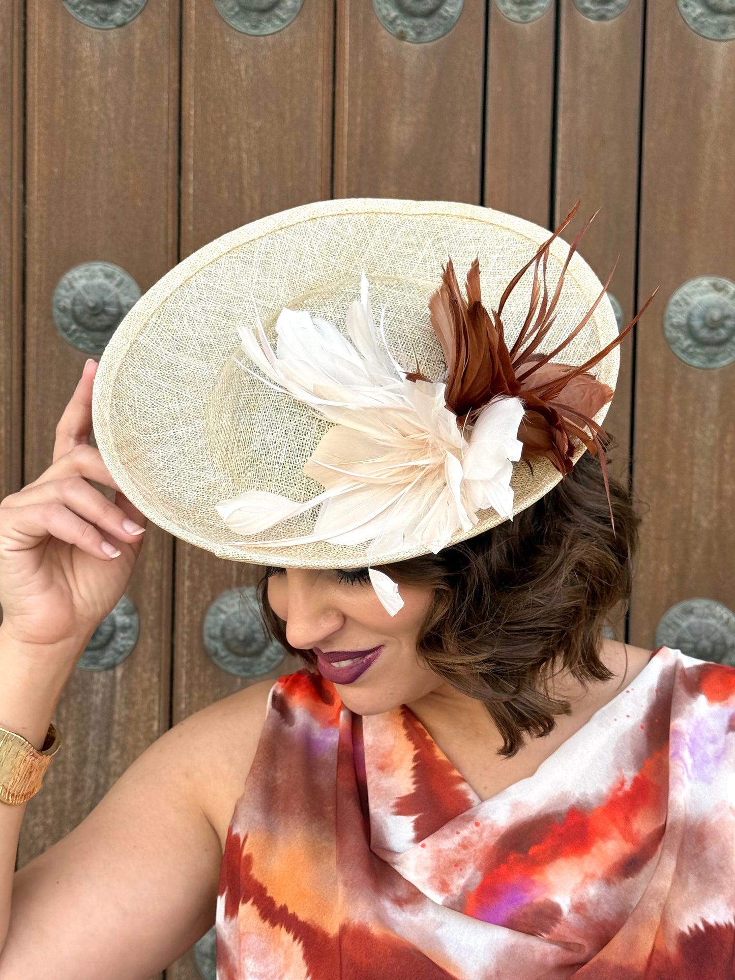 Tocado de Sinamay Natural con Plumas Bicolor