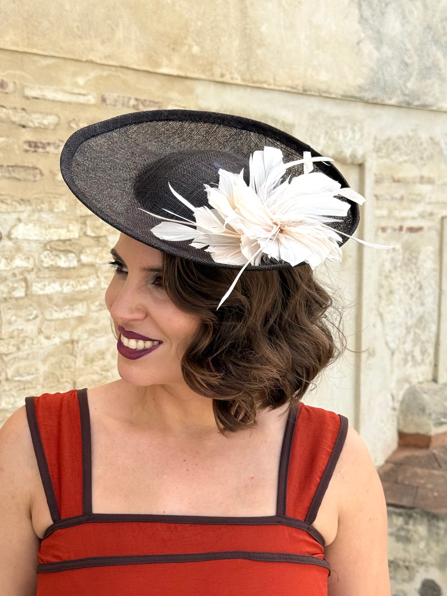 Tocado de Sinamay Marrón con Plumas Marfil
