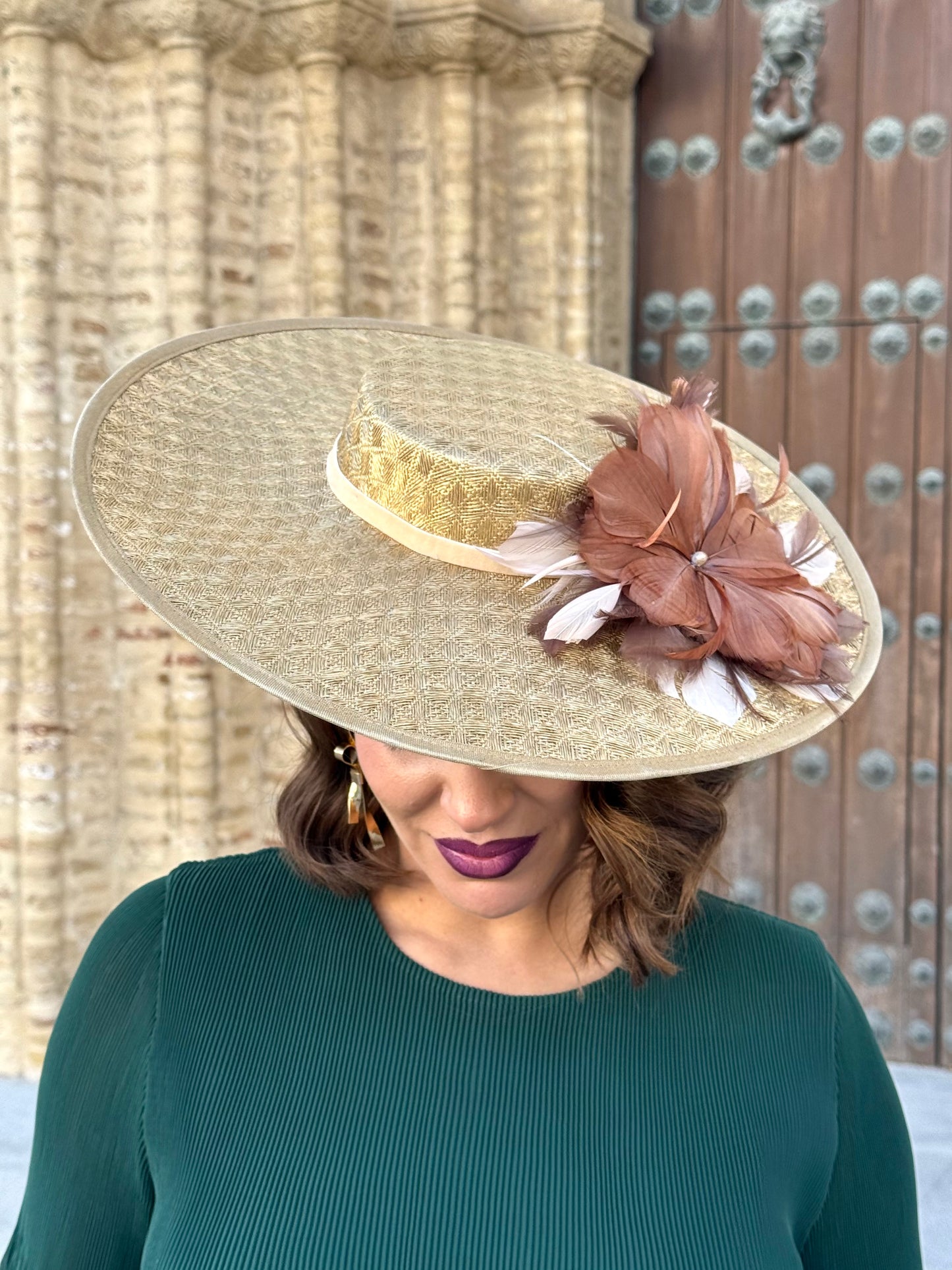 Pamela de fibra trenzada con flores de plumas