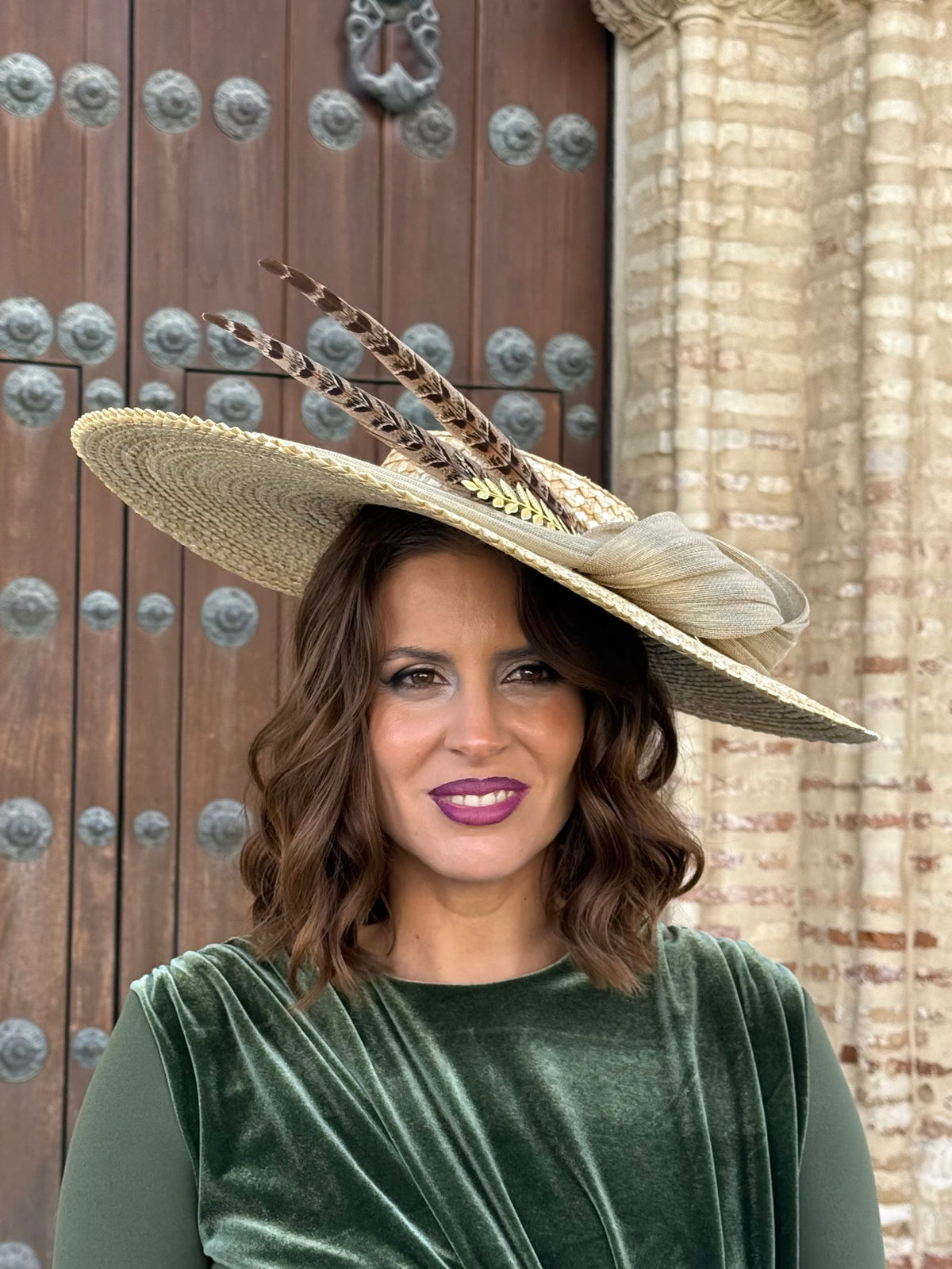 Pamela Leonor natural con lazada beige y plumas