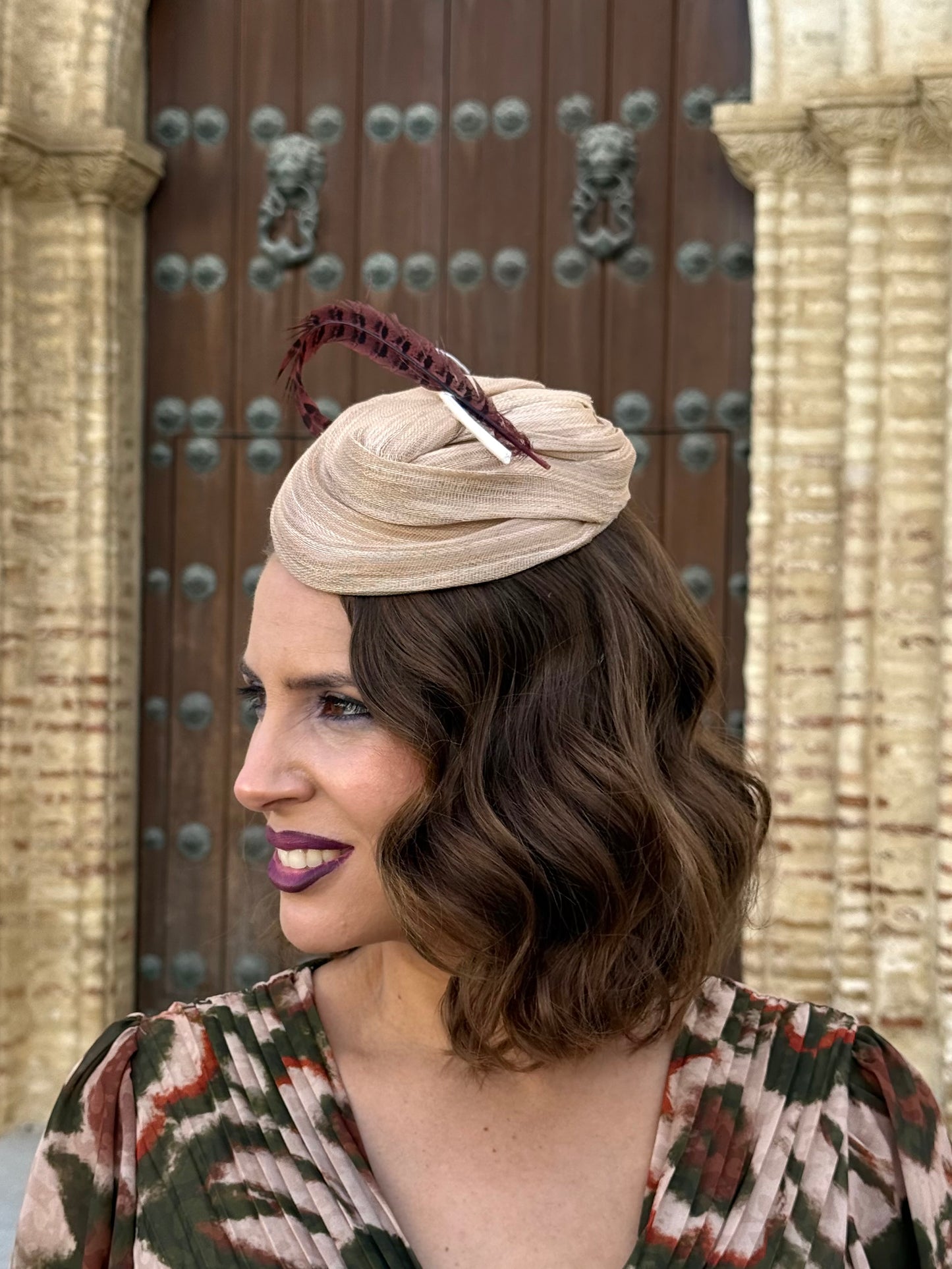 Tocado de Sinamay beige con Pluma de Faisán