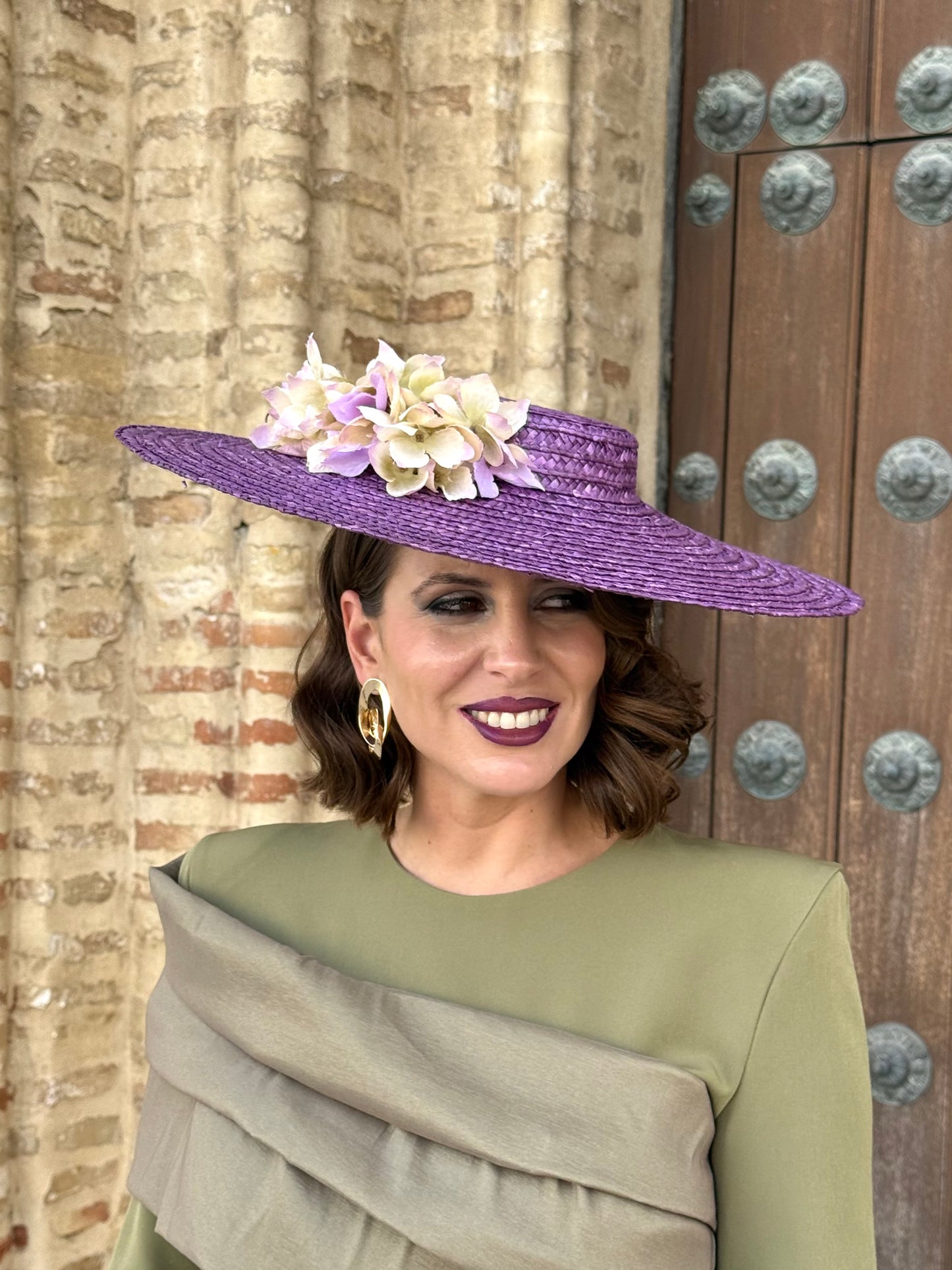 Pamela de rafia morada con flores
