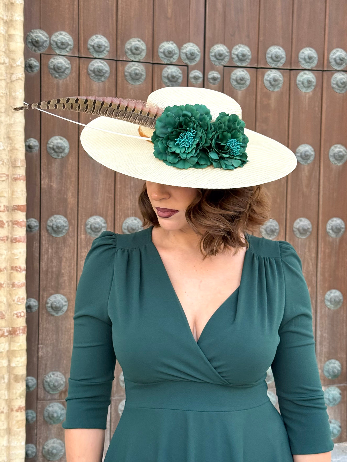 Pamela de invitada con flores Verdes y plumas