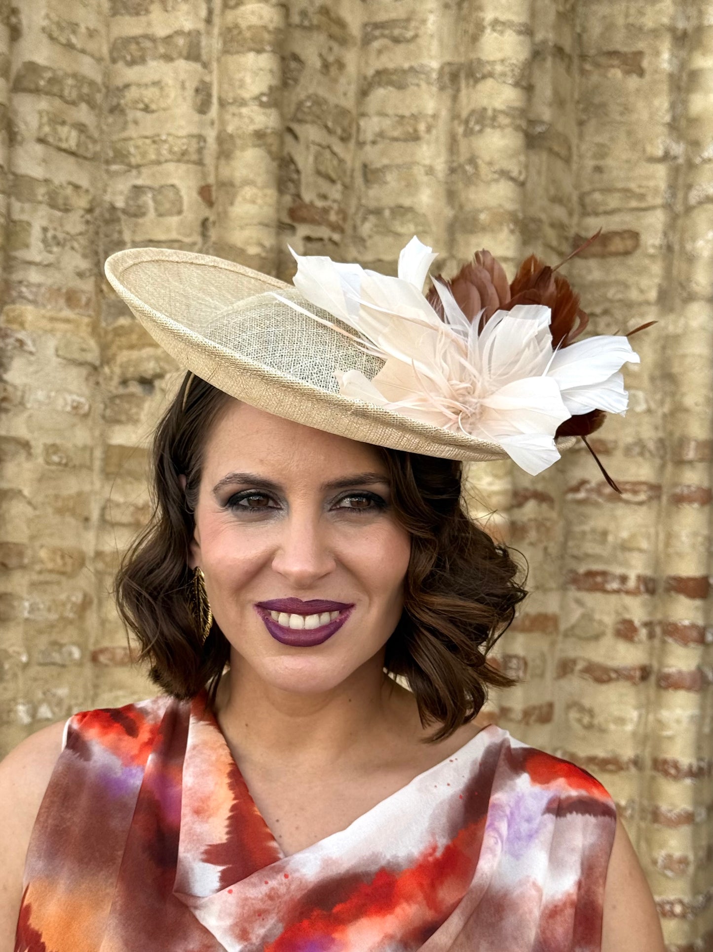 Tocado de Sinamay Natural con Plumas Bicolor