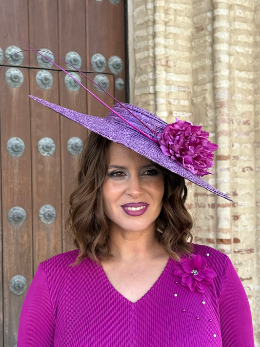 Pamela Violeta morada con flores y plumas decorativas