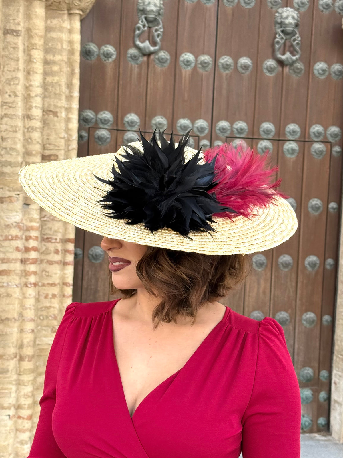 Pamela de invitada con plumas Granate/Negra