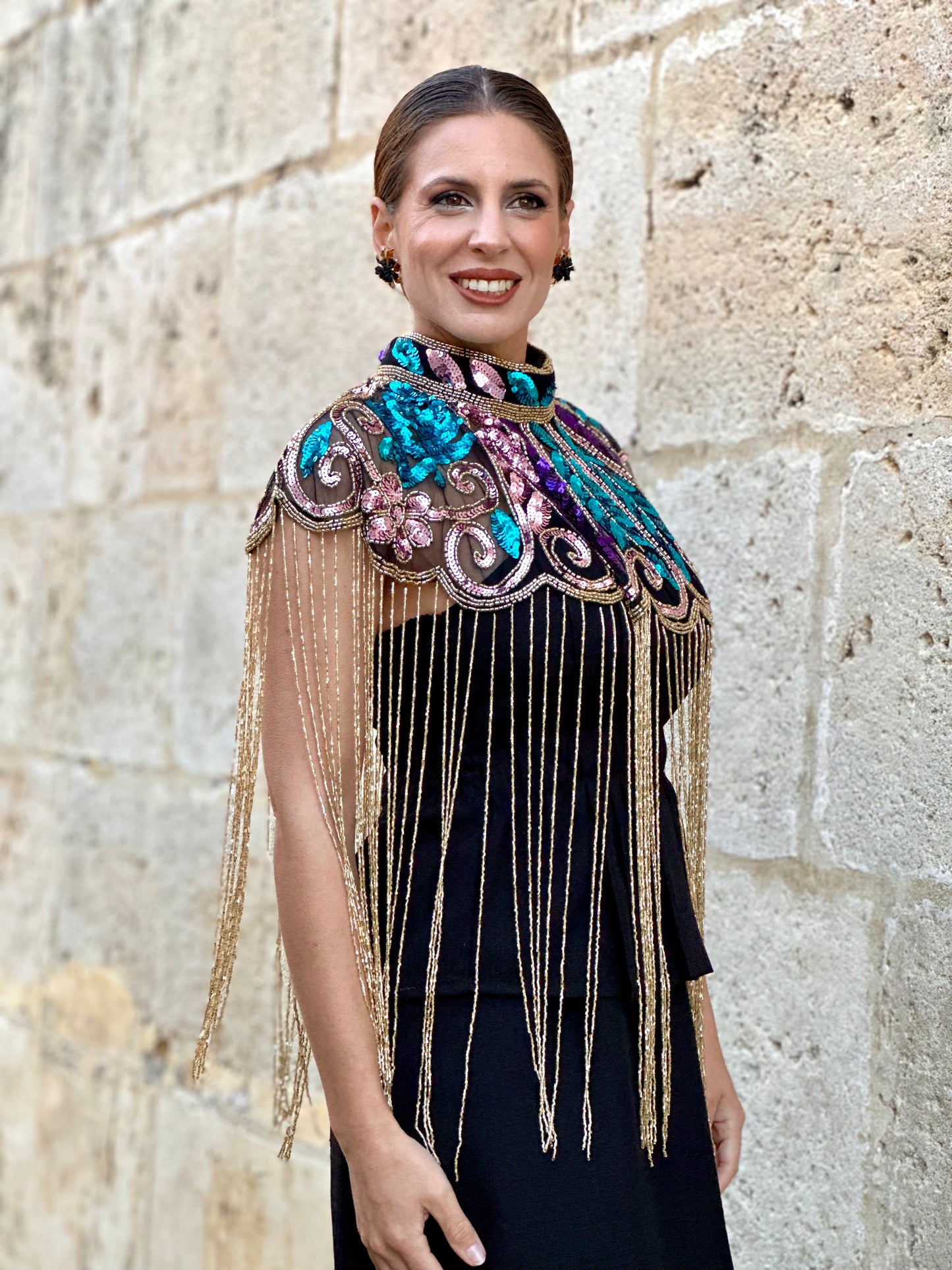 Capa de Fiesta de Pedrería Morada/Dorada