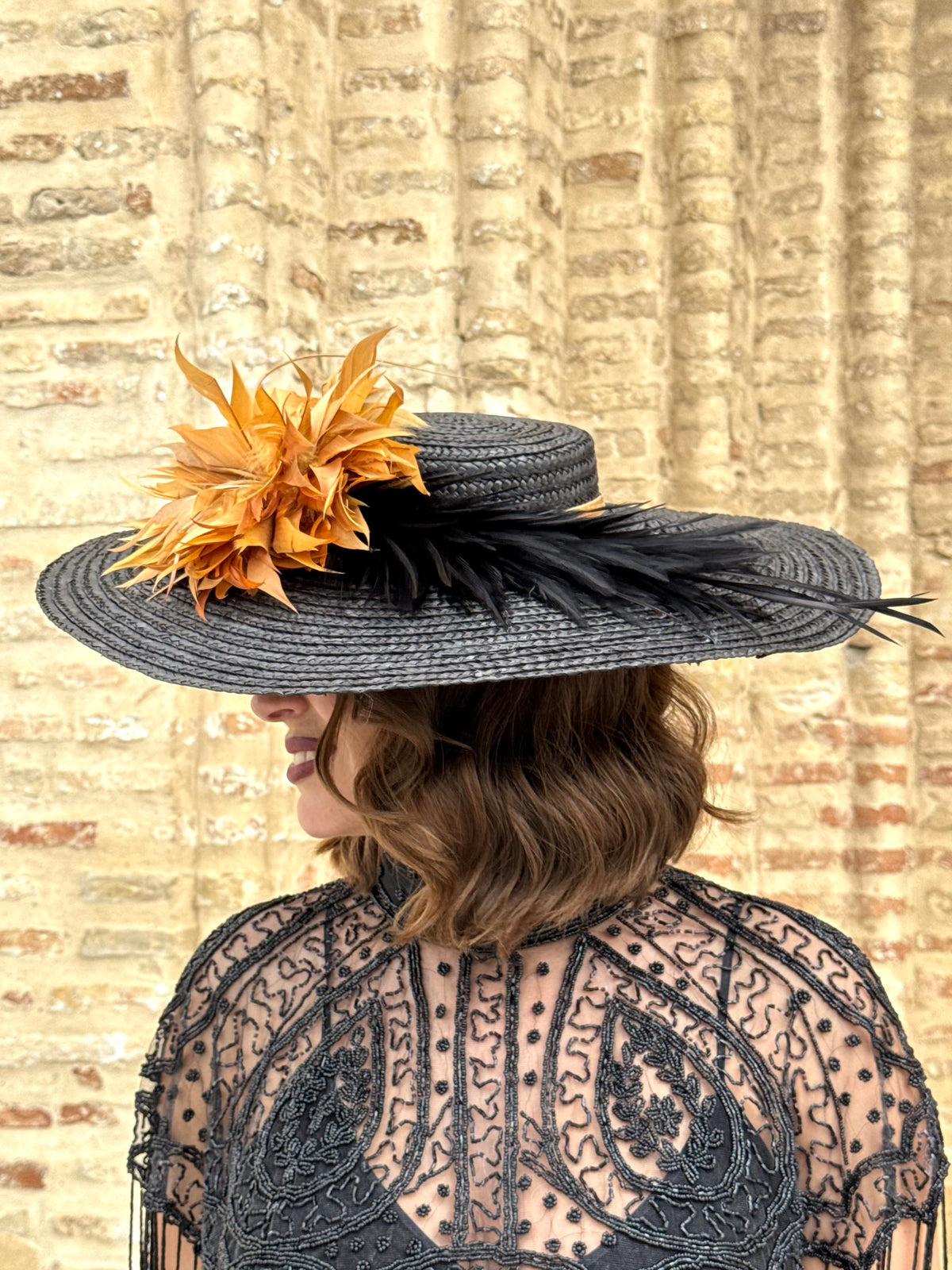 Pamela de Fiesta Solera Negra con Plumas Mostaza y Ocre