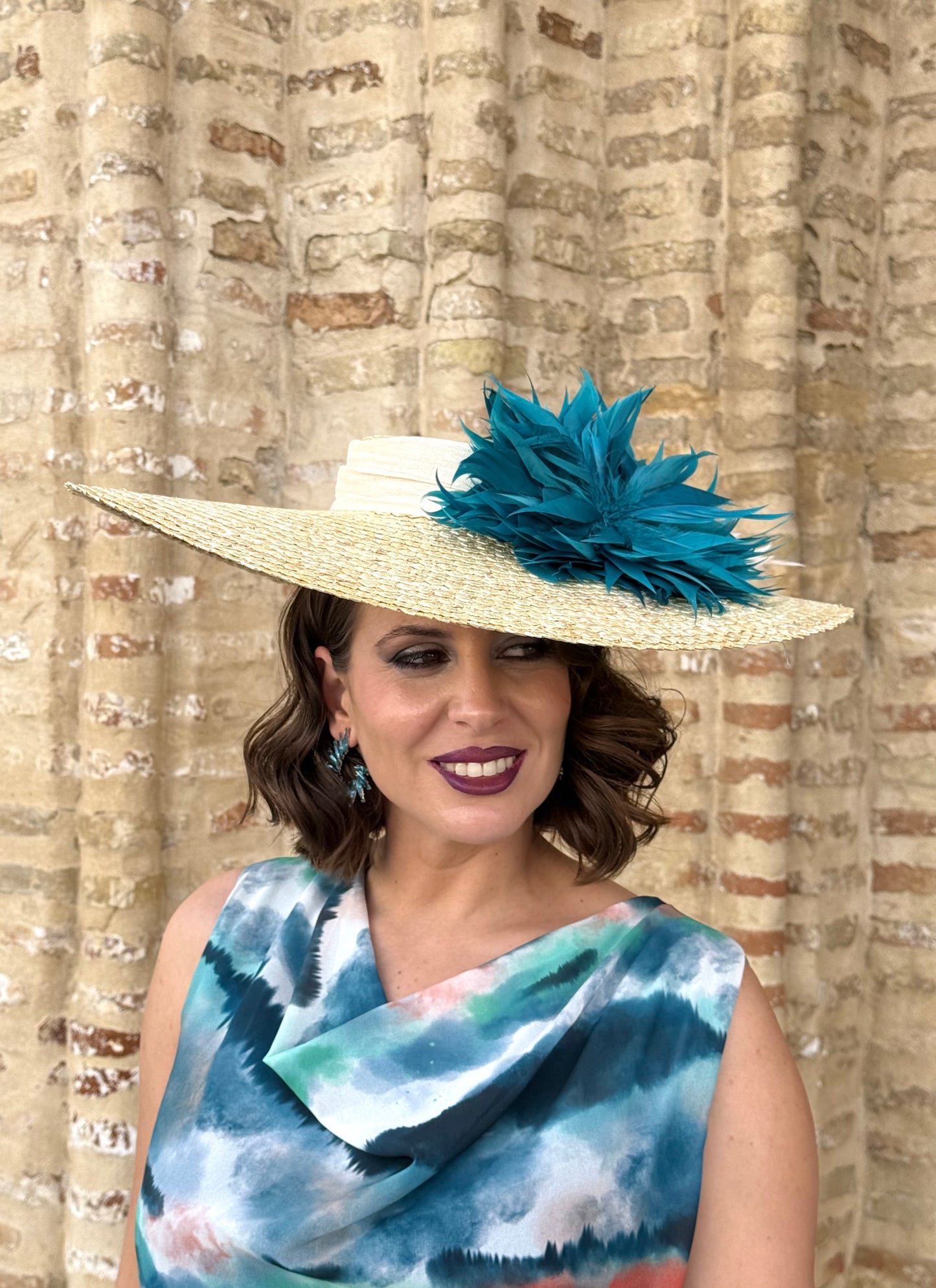 Pamela natural con flor turquesa y plumas