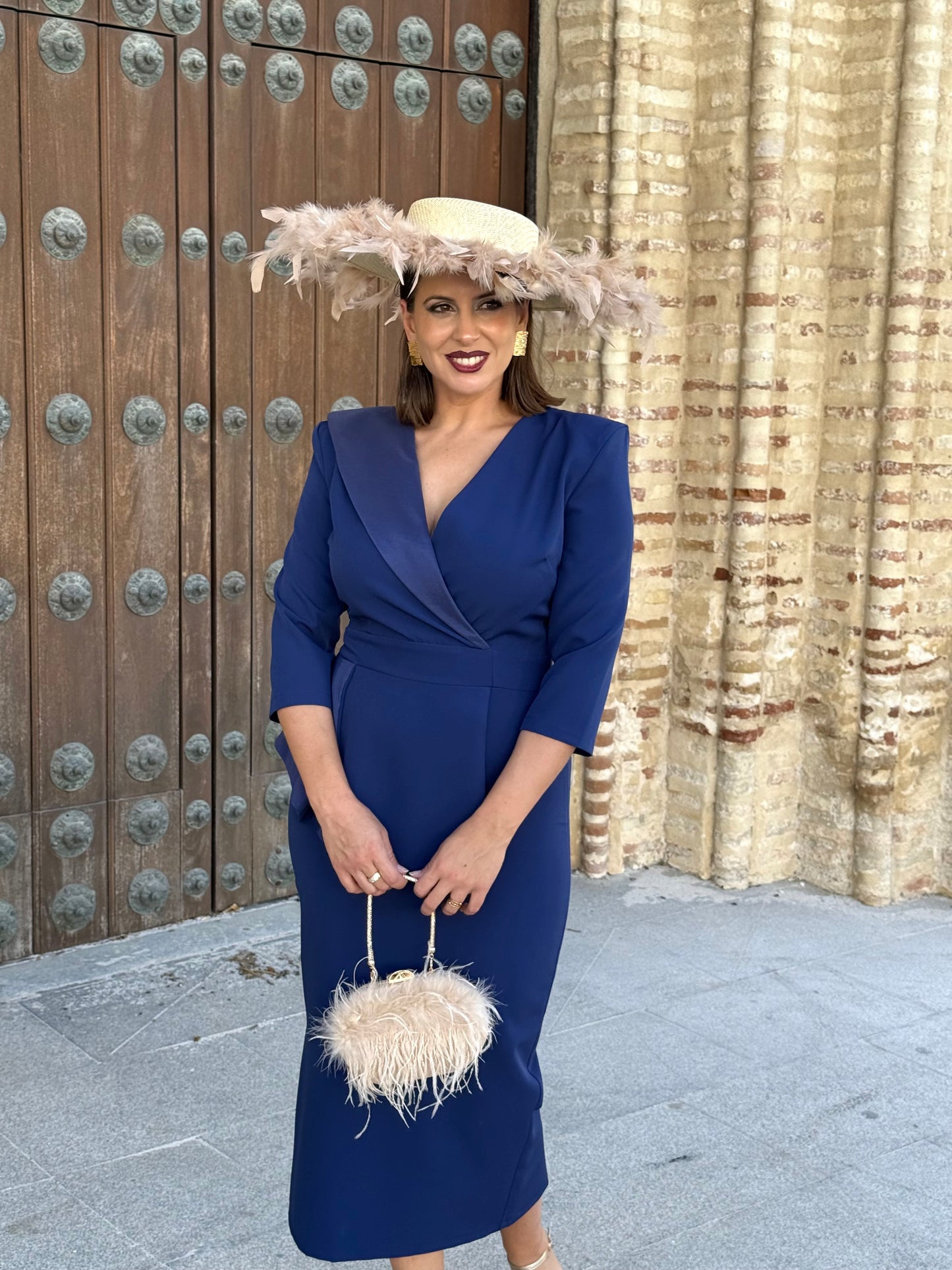 Pamela de invitada con plumas beige/Nude